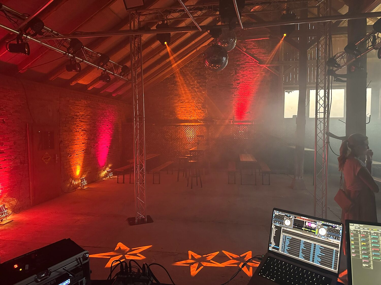 Firmenevent mit Bühnenlicht und Show-Atmosphäre