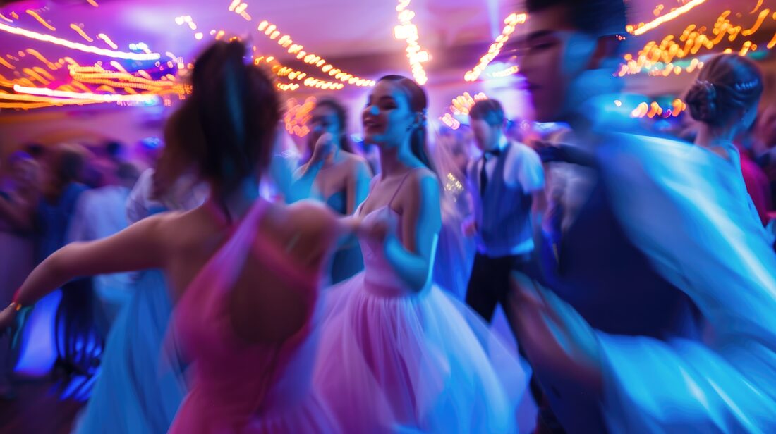 Ausgelassen tanzende Gäste auf der Party